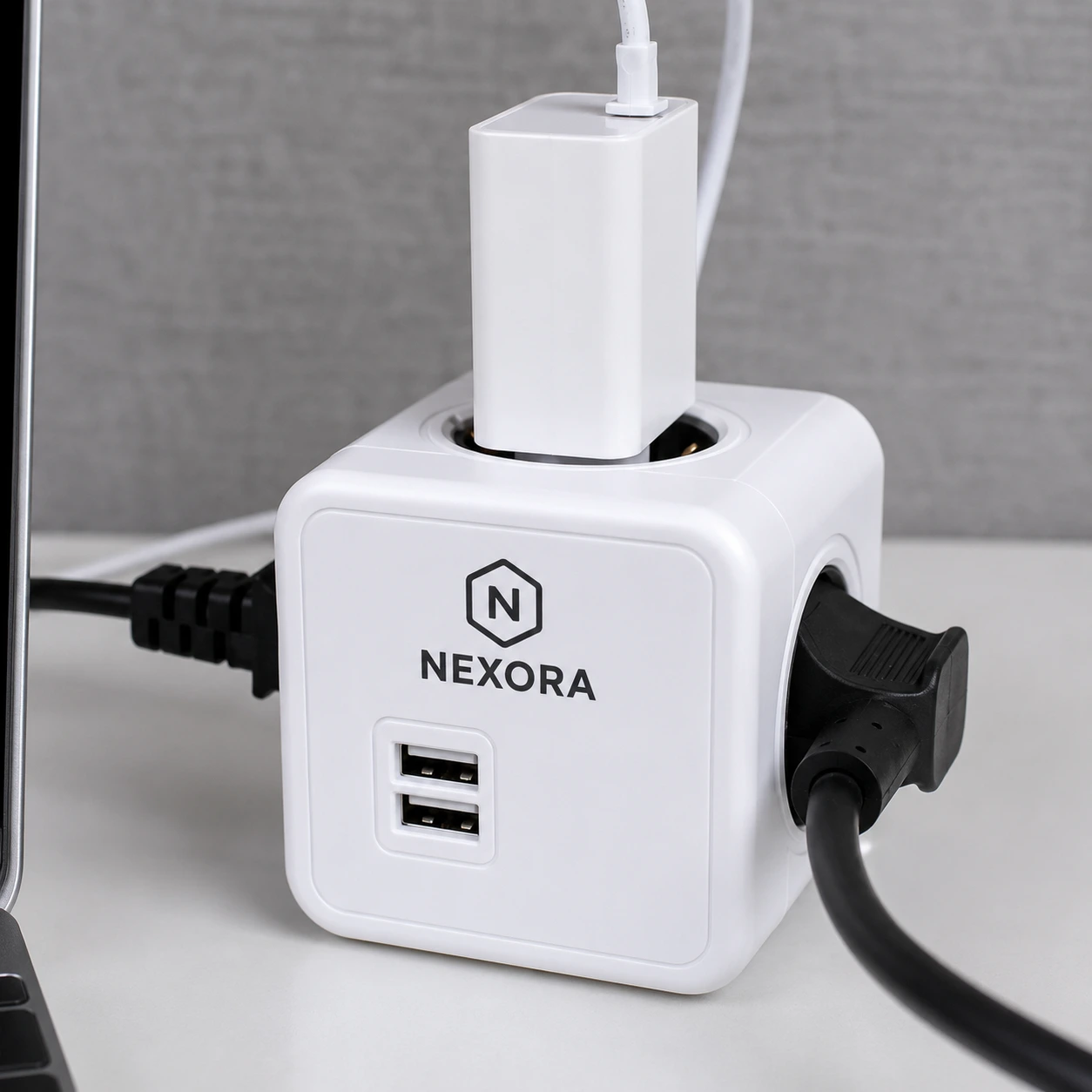 MagCube® – Mehrfachsteckdose mit 4 Steckdosen & 2 USB-Anschlüssen
