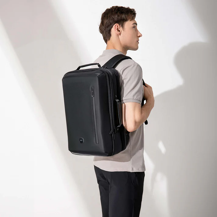 MagPack „Business“ Laptop-Rucksack | Lasergravur auf Metallplättchen