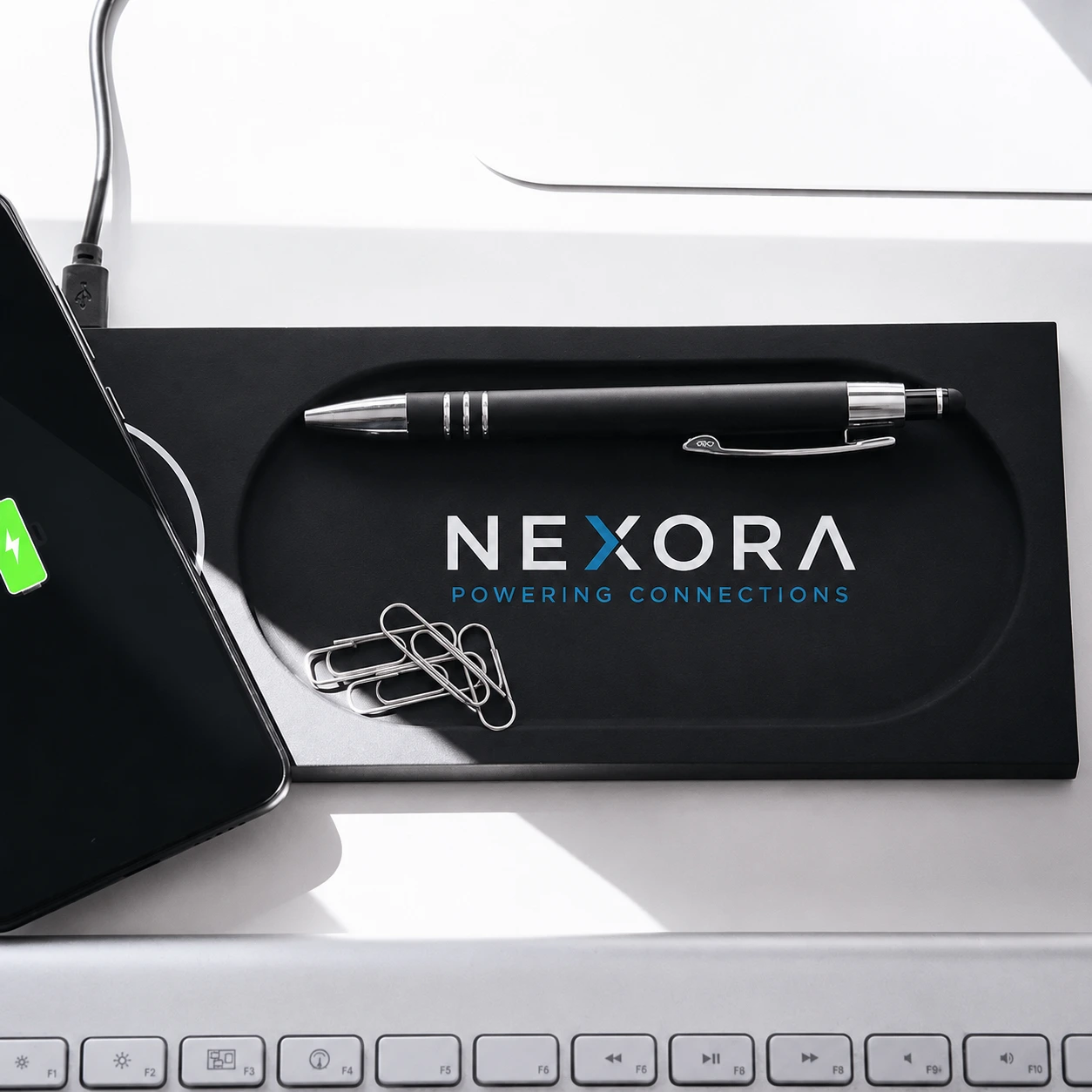 MagWire® LED-USB – Wireless Charger mit LED-Logo, 3 USB-Anschlüssen und Schreibtisch-Organizer
