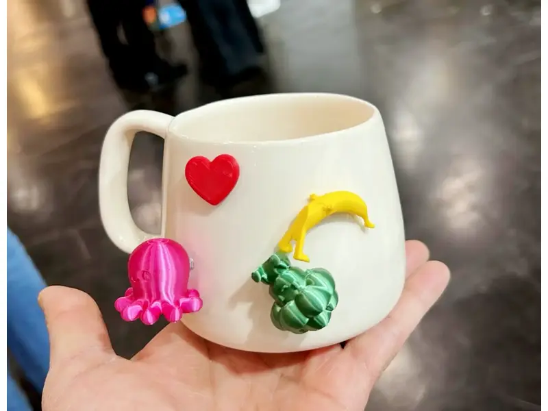 Personalisierbare Keramiktasse mit Magnet-Charms