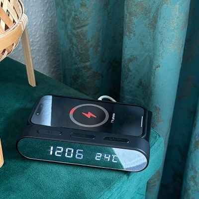 Wecker und Wireless charger Adelaine