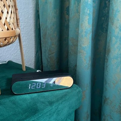 Wecker und Wireless charger Adelaine