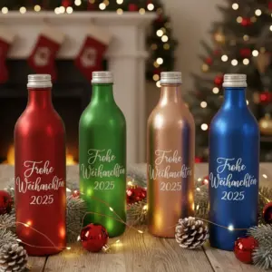 Personalisierte Flaschen mit Weihnachtsmotiven für Familiengeschenke.