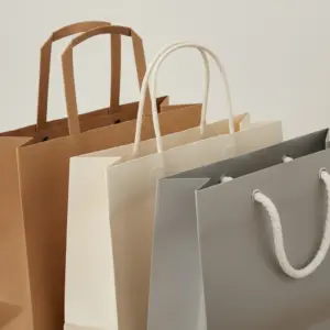 Detailaufnahme hochwertiger Papiertaschen mit unterschiedlichen Griffarten und Papierqualitäten.