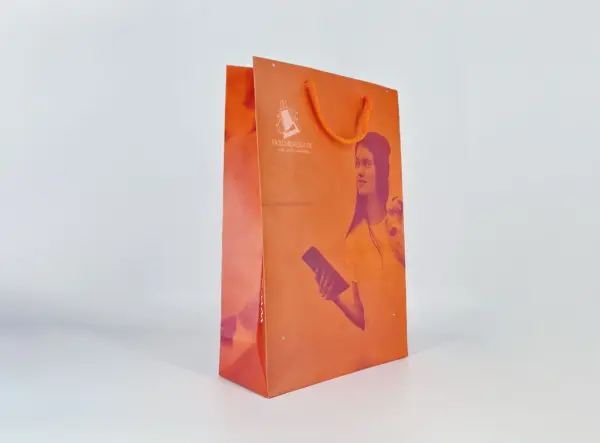 Leuchtend Orange Papiertasche – Farbige Kordelgriffe und Individueller Vollflächendruck - Ansicht 2