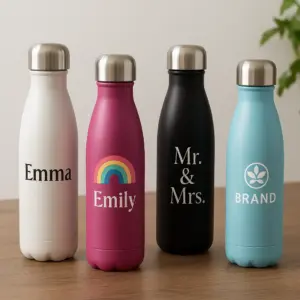 Gravierte Trinkflasche mit Herz und persönlichem Namen.